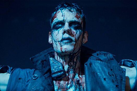 Опубликовано много новых кадров из ремейка «Ворона» с Биллом Скарсгардом