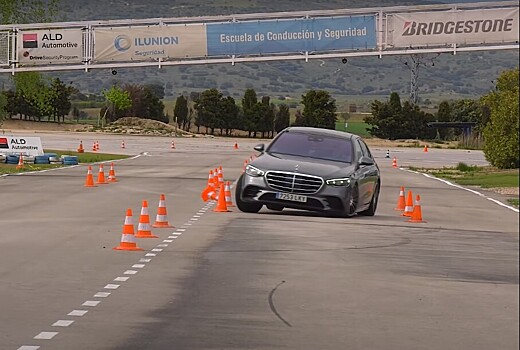 Видео: новый Mercedes-Benz S-класса с треском провалил «лосиный тест»