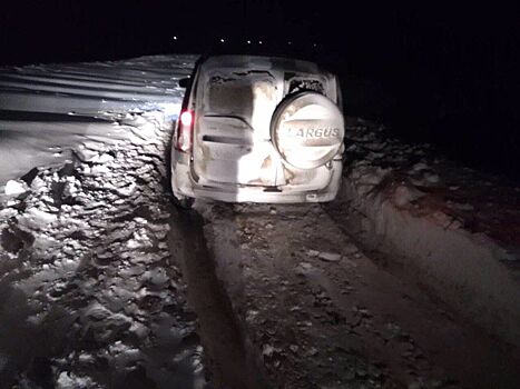 Под Ершовом в снежном заторе застрял автомобиль Lada Largus