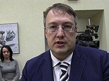 Пользователи указали Антону Геращенко на то, что фото эксперта из США с российским военным не доказывает его работу на РФ