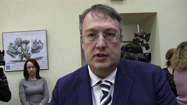 Пользователи указали Антону Геращенко на то, что фото эксперта из США с российским военным не доказывает его работу на РФ
