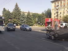 В Волгограде в результате аварии опрокинулся автомобиль