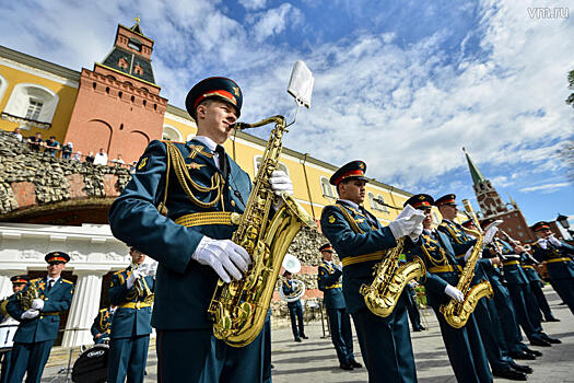 Военный оркестр открыл летний сезон концертной программы «Военные оркестры в парках» в Александровском саду