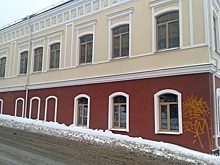 Неизвестные испортили «тегами» фасад купеческого дома в Ижевске