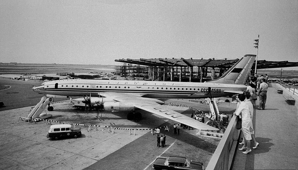 Ту-114 — самый большой пассажирский самолет в мире (1959 год). он был настолько большим, что высоты стандартного трапа аэропорта Нью-Йорк не хватило для высадки пассажиров.