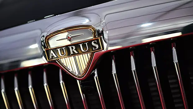 Опубликовано видео парковки лимузинов Aurus в Кремле