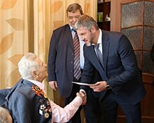 Дмитрий Чернышов поздравил единственного в Саянске участника Сталинградской битвы с 95-летним юбилеем