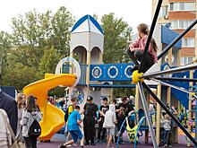 Детские площадки с каруселями и альпинистскими горками открылись в Щелкове
