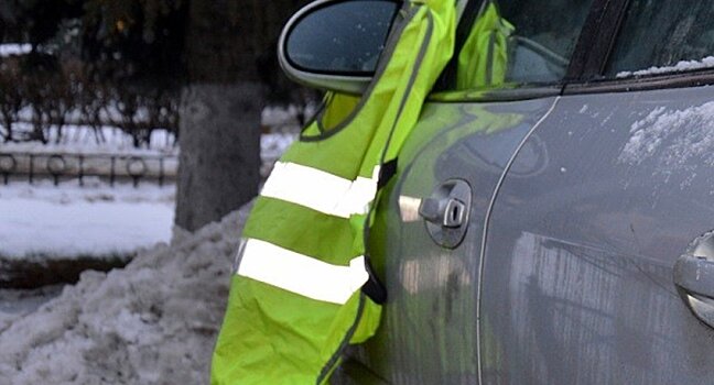 Зачем опытные водители вешают светоотражающий жилет на зеркало заднего вида