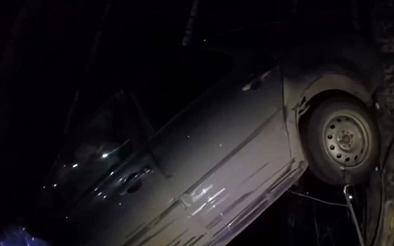 Сотрудники МЧС вытащили мужчину из машины после ДТП