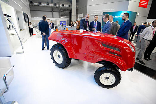Прототип беспилотного трактора представили на выставке в Екатеринбурге