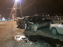 Неуправляемых джип разворошил 3 легковушки на мосту в Краснодаре