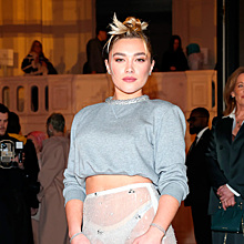 Флоренс Пью надела «голую» юбку на Неделе моды в Париже
