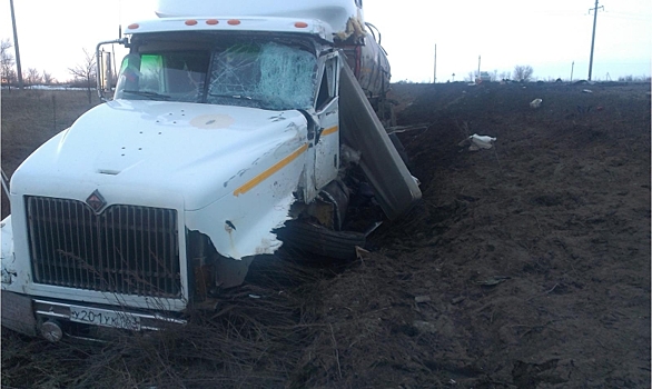 Два грузовика столкнулись на трассе в Самарской области