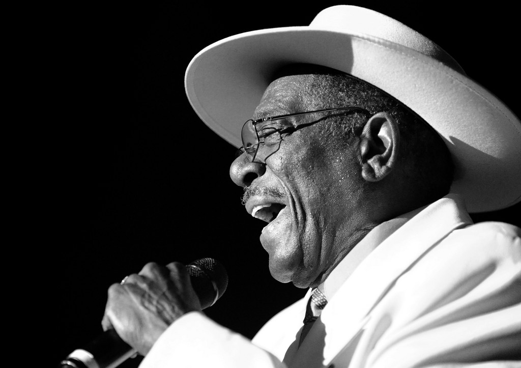 В разгар прощального тура умер американский певец Брентон Вуд