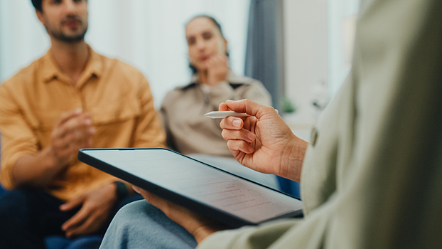 Не платят за ЖКХ годами: чем опасны такие соседи для всего подъезда