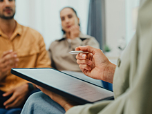 Не платят за ЖКХ годами: чем опасны такие соседи для всего подъезда