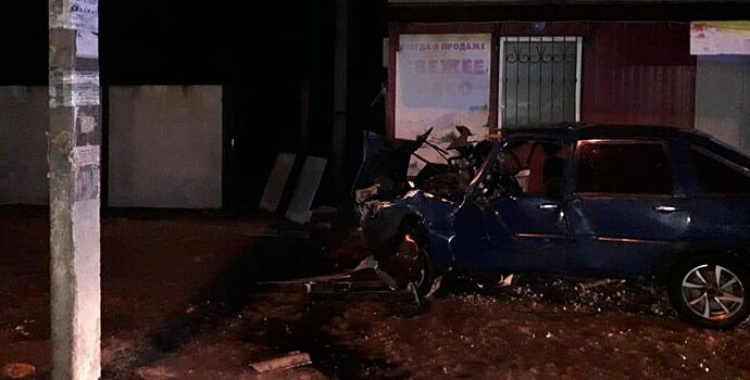 Въехали в столб и магазин: в Каменском районе два человека пострадали в ДТП