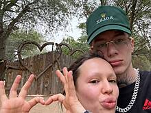 Муж Инстасамки показал ее лицо без макияжа и бровей