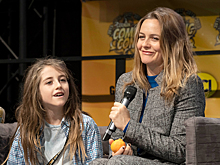 Актриса спит в одной кровати со взрослым сыном