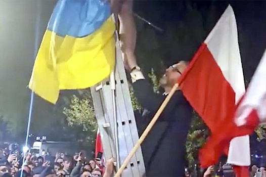 В Польше под аплодисменты сорвали со здания мэрии флаг Украины