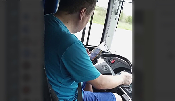 Амурчане пожаловались на водителя, который в пути играл на телефоне