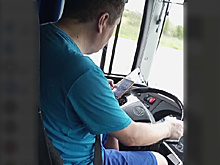 Амурчане пожаловались на водителя, который в пути играл на телефоне