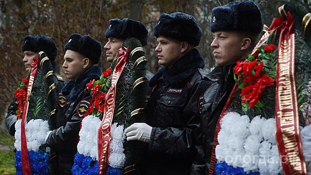 В Вологде почтили память сотрудников органов внутренних дел, погибших при исполнении обязанностей