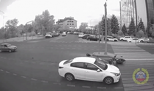Момент столкновения мотоцикла и иномарки в Волгограде попал на видео