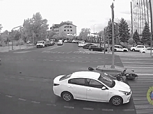 Момент столкновения мотоцикла и иномарки в Волгограде попал на видео
