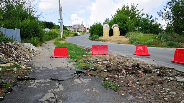 Саратовчанка пострадала на улице из-за повреждения трубы под давлением