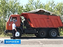 Воронежские экологи проследят, что вылетает из мусоровозов на трассу
