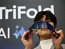 Компания Samsung представила складывающийся втрое смартфон