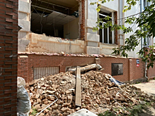 Рабочие попали в реанимацию после падения бетонной плиты в Новосибирске