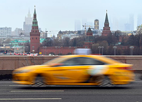 В Москве блогеры ради шутки угнали такси премиум-класса и попали под статью