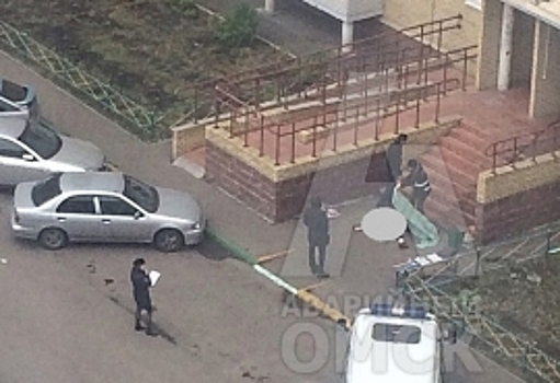 СМИ: Мужчина выпал из окна многоэтажки в Петрозаводске