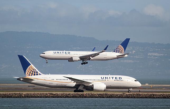 United Airlines объяснила, почему на рейс не допустили девушек в леггинсах