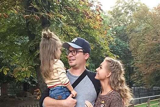 Актриса Кристина Асмус выложила фото с Гариком Харламовым и дочерью Анастасией