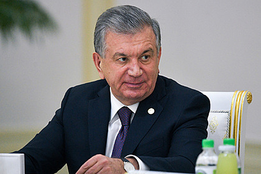 Президент Узбекистана потребовал от уволенных чиновников вернуть зарплату