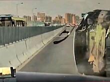 Водитель опрокинул на бок легковушку, попытавшуюся «подрезать» его автомобиль