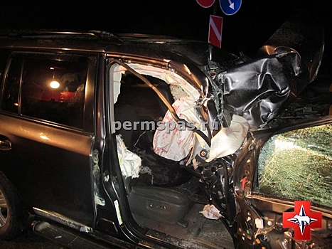 На трассе Пермь-Екатеринбург Land Cruiser въехал в грузовик. Пассажира зажало во внедорожнике