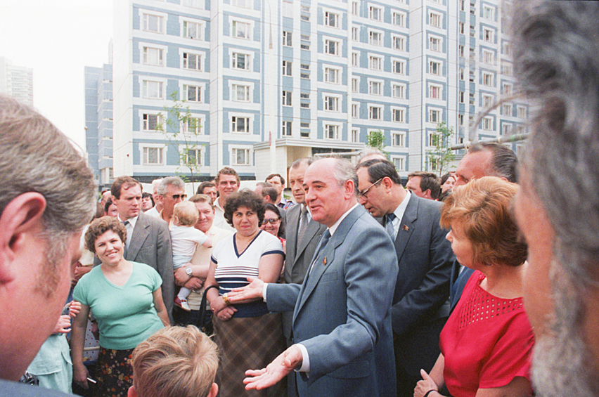 Генеральный секретарь ЦК КПСС Михаил Сергеевич Горбачев во время встречи с жителями микрорайона Крылатское, 1986 год
