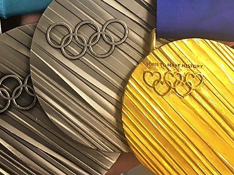 Болельщики подарили фигуристке Евгении Медведевой золотую медаль