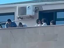 Туристы закидали прохожих бутылками с водой в бывшей стране СССР и попали на видео