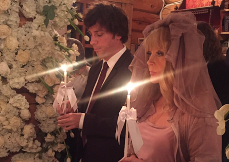  «У нас радостное светлое событие! Мы венчались», — написал Галкин в своем инстаграме. Как следует из видео, в храме также были дети супругов — Гарри и Лиза. За первый час публикация собрала больше полумиллиона просмотров