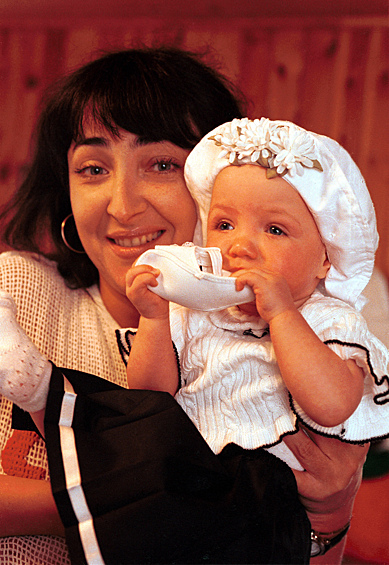 Певица Лолита Милявская с дочерью Евой, 1999 год