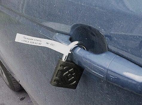 Мошенники повесили замки на автомобиль москвича