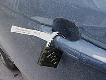 Мошенники повесили замки на автомобиль москвича