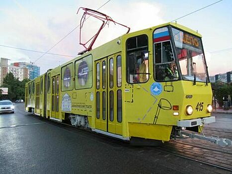 «Понаехи», Янтарная комната и вечный дождь: кому стоит прокатиться в жёлтом театральном трамвае