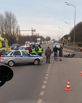 В Краснодаре на Ростовском шоссе мотоциклист врезался в машину такси